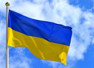 Flaga ukraińska na tle nieba.
